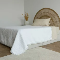 Edredones Y Colchas>Edredón blanco con volante de encaje 220x240cm