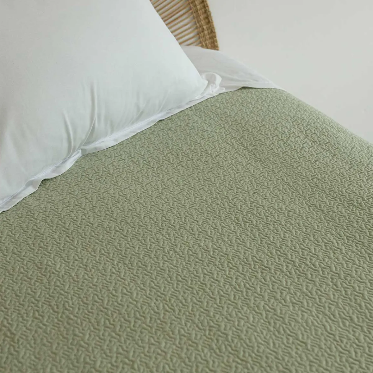 Edredones Y Colchas>Edredón verde menta con volante 220x240cm